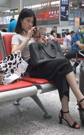 红色美甲街拍凉高跟美女