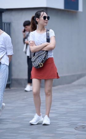 白皙美腿美女