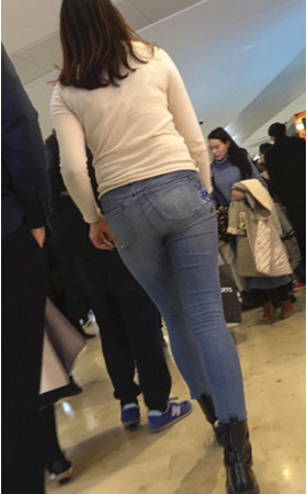 白衣牛仔裤美女