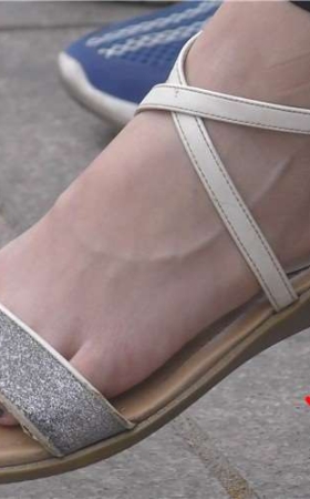 4k-公交站拍摄美足学姐，给人一种超甜美文静的感觉。
