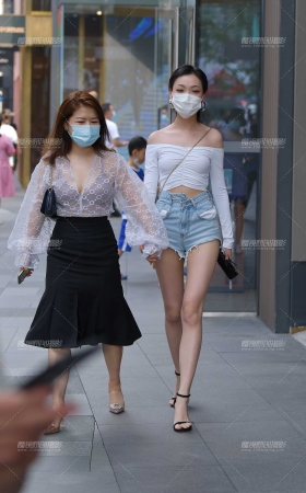 热裤美腿小姐姐 [23P]