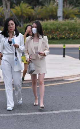 漂亮的气质OL女孩