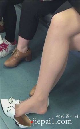 美女诱人的丝足，不断挑动，也挑动了我的心。