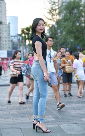 等车的紧身牛仔 [23P]