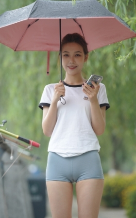 心爱的雾霾蓝热裤女孩