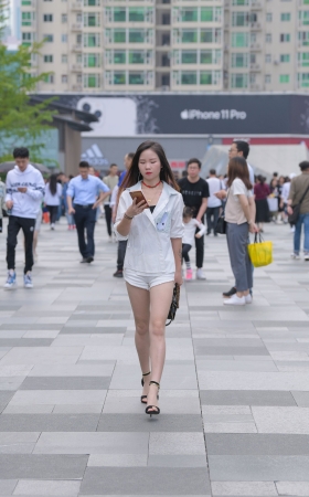 白白嫩嫩的美腿美眉