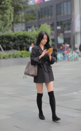 漂亮长靴美眉