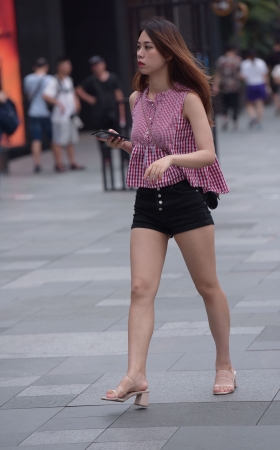 热裤美女