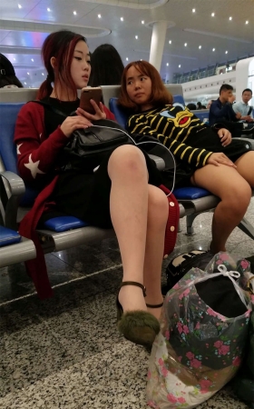 黑色包臀裙肉色丝袜高跟红衣美眉