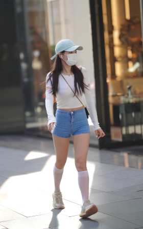 蓝色热裤小姐姐