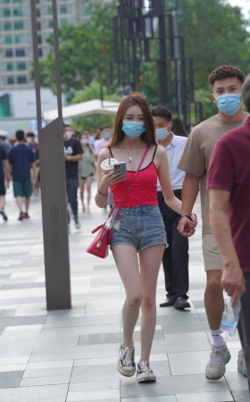 热裤美眉
