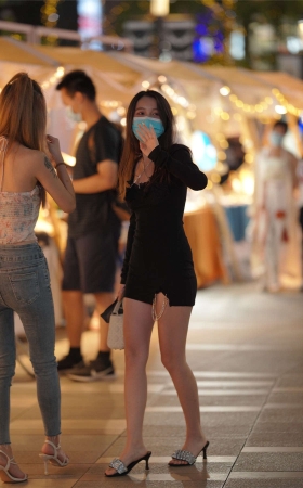 夜拍黑色连体包臀裙美女