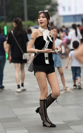 墨镜美女