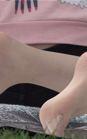 4k-连衣裙丝袜美足少妇草地上嬉闹
