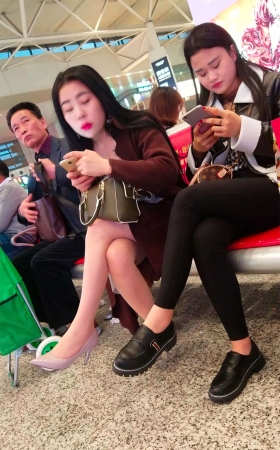 街拍深褐色外套肉丝高跟美女