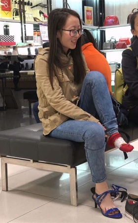 试鞋的牛仔裤眼镜妹