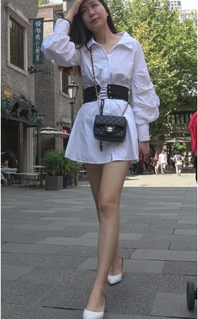 连体白衣小姐姐