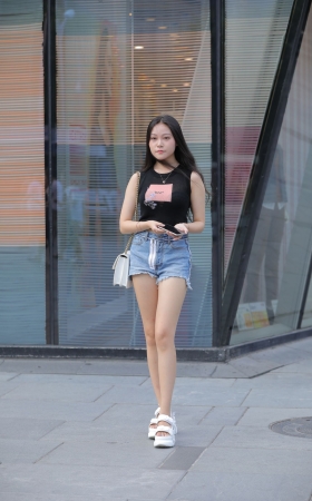 纯纯的热裤小妹