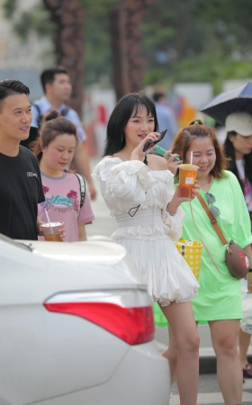 人群中的美腿仙女