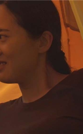 公园草地上帐篷内休闲的短丝袜美足 [10.2 GB/MP4]
