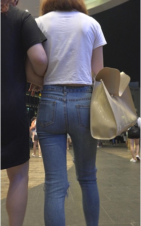紧身牛仔裤短发妹子