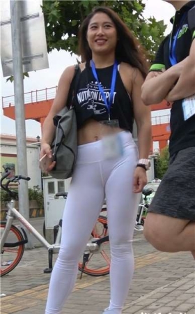 4k-高颜值美女性感白色紧身裤露脐 [3.82 GB]
