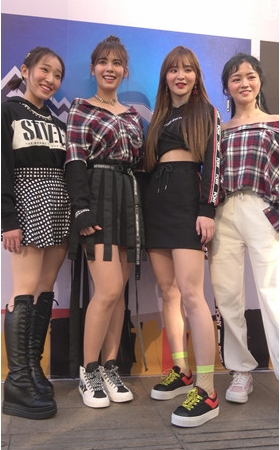 摆拍的几个漂亮美女