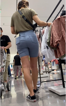 漂亮的牛仔裤马尾小姐姐
