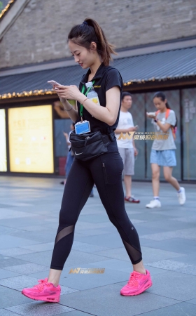 运动装美女修身显气质 [14P]