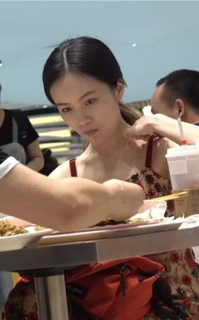 用餐，花色吊带连衣裙