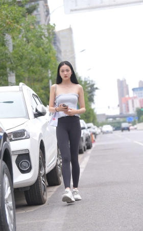 一始街拍作品 黑色瑜伽裤美女