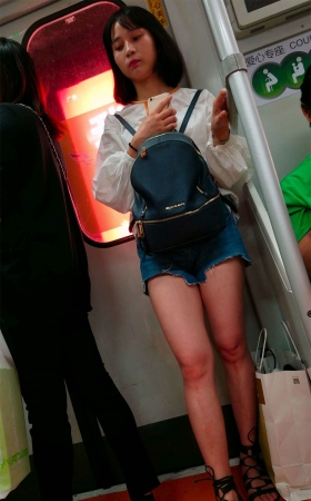 地铁上的靓妹