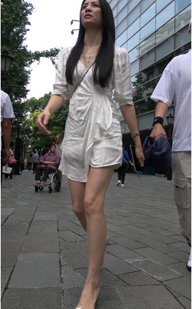 白色连衣裙小姐姐
