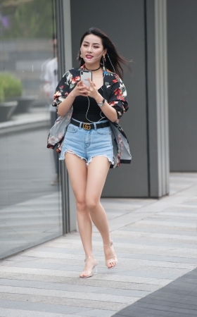 热裤高跟美女