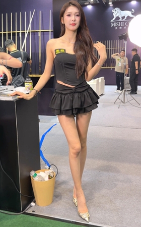 美腿彩月