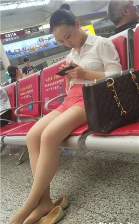 4k超清，候车室大秀丝袜美腿的粉热裤女孩