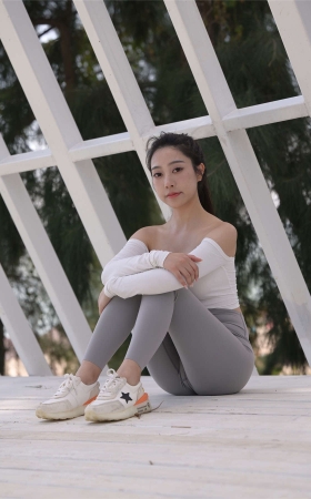 一始街拍作品 - 灰色瑜伽裤美女