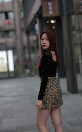 红发豹纹裙美女