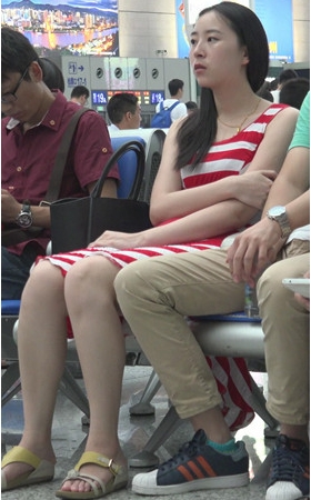 漂亮的红白条纹裙美女
