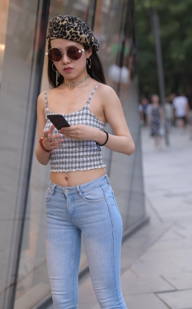 墨镜牛仔小妹