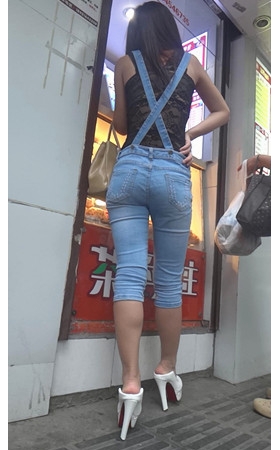 紧身蓝牛背带七分裤