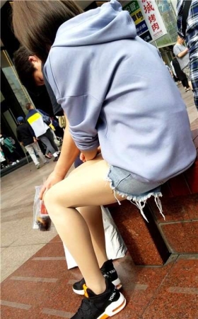 4K - 超级丝滑街拍肉丝热裤美腿美女