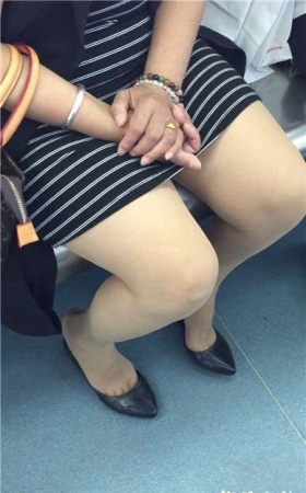 地铁拍摄粗放性感丝足少妇晾脚