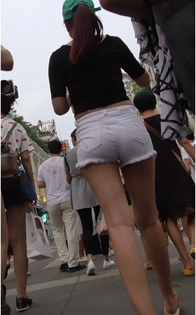 白色热裤妹子