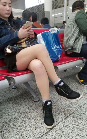 火车站候车的长发妹子性感大白腿