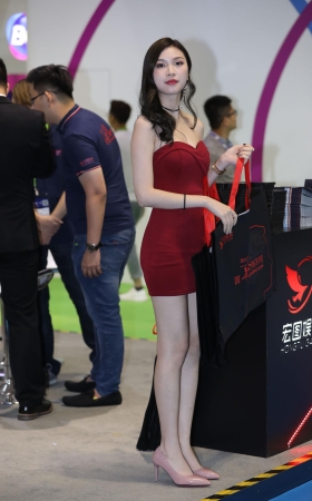 漂亮的红色超短连衣裙美腿模特