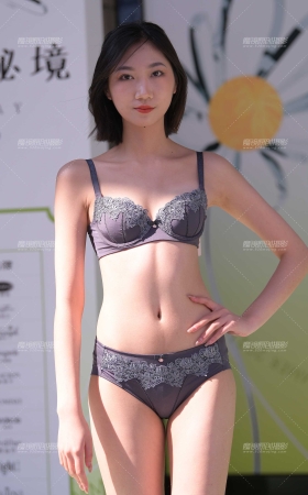 一模两套，美腿内衣模特~ [25P]