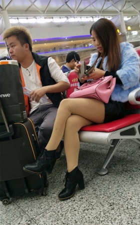 高铁站等车的肉色丝袜黑色紧绷短裤长发妹子