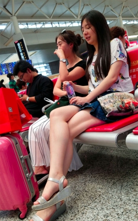 两位极品大美腿靓妹在等火车