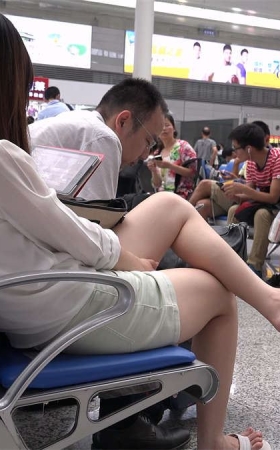 候车室大白脚，里里外外都给看